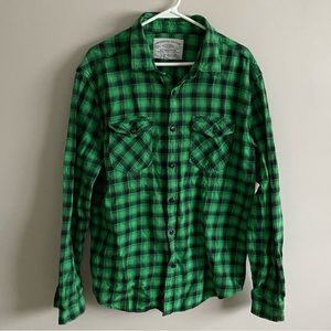 American Eagle Green and Black Plaid Button Up Shirt in XL